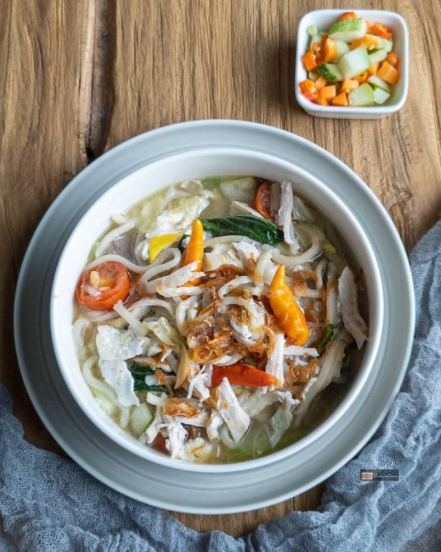Mie Sagu Rebus + Ayam Suir